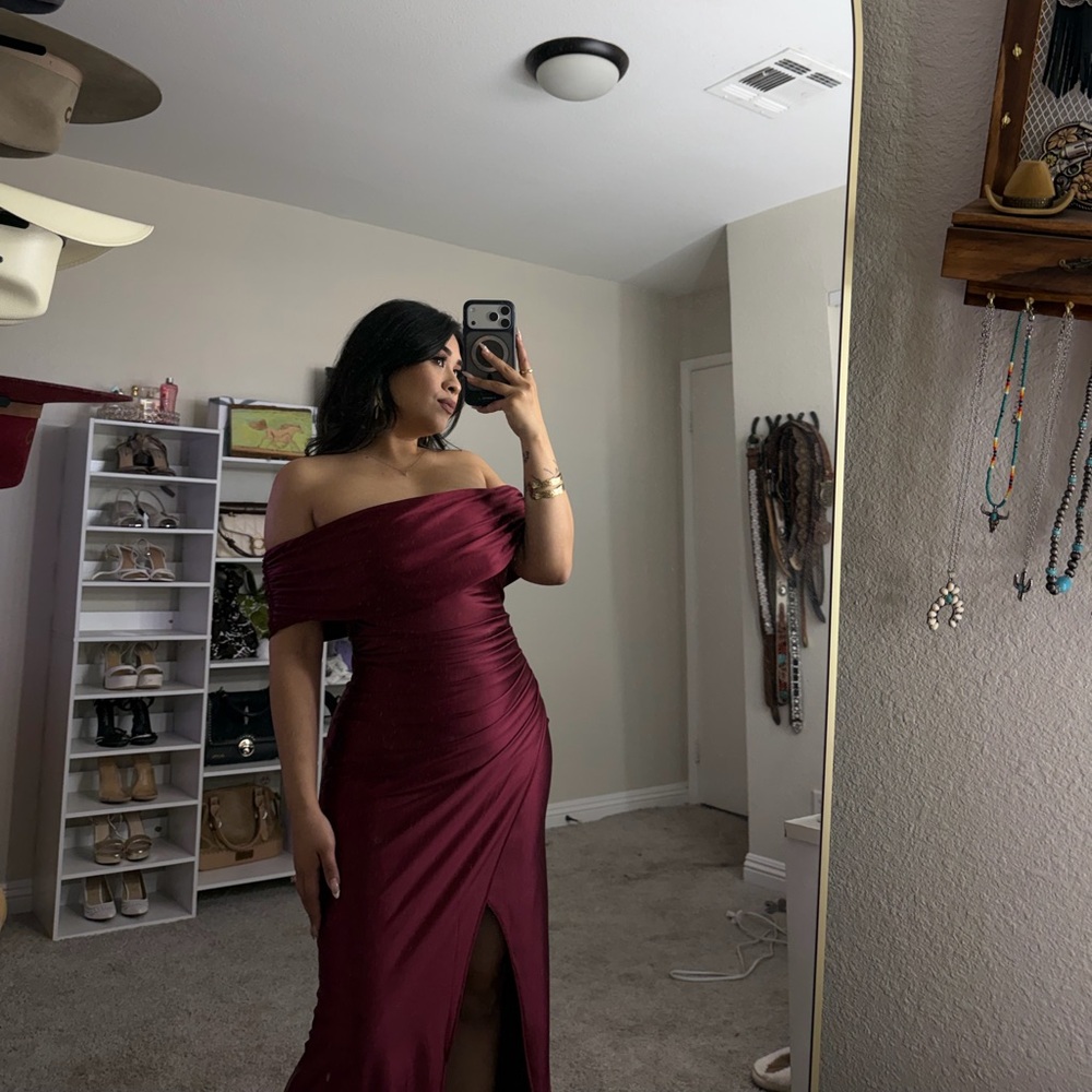 Elegant Off-Shoulder Burgundy Dress - Picture 3 of 4